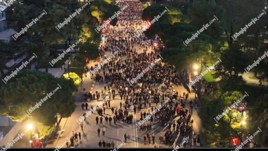 Ekskluzive/ Pamjet me dron të protestës para kryeministrisë! Shikoni pjesëmarrjen