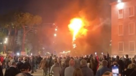 LIVE- Protesta e opozitës/ Molotovë e flakadanë drejt Kryeministrisë, militantët përplasen me policinë! Digjen pemët! Zhvendosen drejt Tajvanit  (VIDEO +FOTO) 