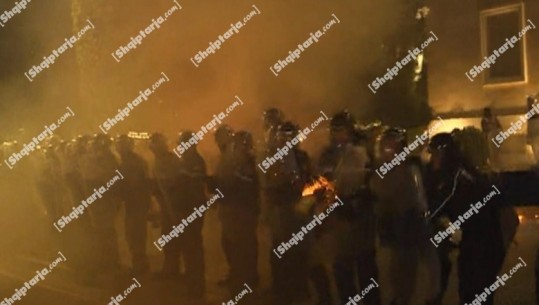 Protesta/ Militantët e Berishës rrezikojnë jetën e policëve! Momenti i frikshëm kur presin molotovin me skafandër, i shpërthen tek këmbët (VIDEO)