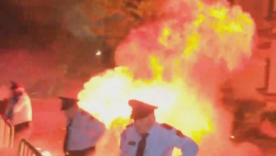 Rrezikohet jeta e policit, militantët e PD i hedhim molotov tek ministria e Brendshme! I shpërthen te këmba, rrobat i marrin flakë (VIDEO)