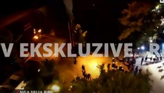 VIDEO/ I vihet zjarri selisë së Partisë Socialiste nga protestuesit e PD! Policia i shpëndan me gaz lotsjellës! Pamjet me dron të Report Tv