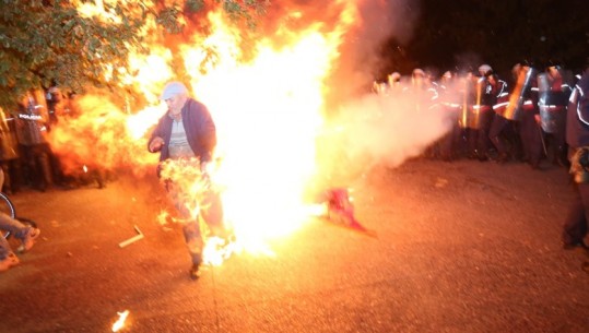 FOTO/PD protestë me molotovë, protestuesi merr flakë gjatë tubimit