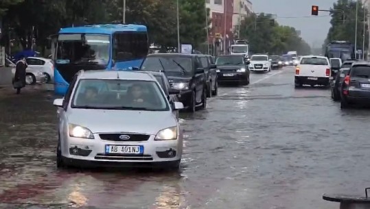 Shkodër/ Rrugët e mbushura me ujë nga reshjet, pas disa orësh rikthehet normaliteti! Parashikimi për 3 ditët e ardhshme, Beci: Edhe nesër shi