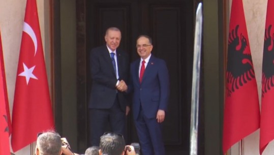 Erdogan në Tiranë, pritet me ceremoni nga Begaj! Takim kokë më kokë me Presidentin! Sot inaugurohet xhamia e Namazgjasë (AXHENDA)