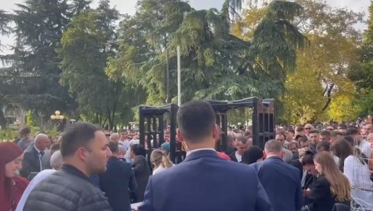 VIDEOLAJM/ Pritet ceremonia/ Besimtarët kalojnë në kontroll të rreptë para se te futen në xhaminë e Namazgjasë