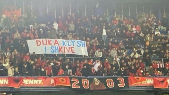 FOTOLAJM/ 'Duka Klysh i shkive!' Banderola në stadium gjatë ndeshjes Çeki - Shqipëri kundër bashkëorganizimit të evropianit ‘Shqipëri-Serbi’ U-21