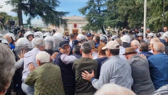 Përplasje e fortë mes Policisë e Gardës dhe deputetëve të Opozitës! Bardhi dhe Sula sulmojnë fizikisht: Të largohet FNSH, s’ka punë këtu!