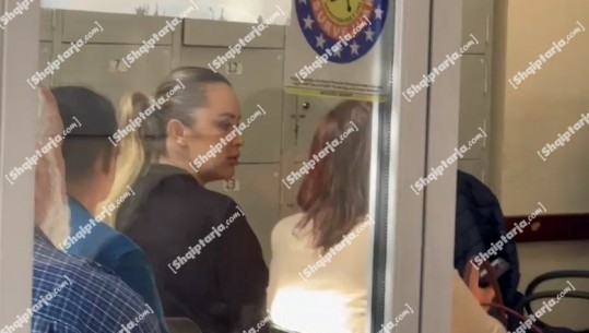 Tiranë/ Dhunuan blogeren Klea Prenga, Antonela Berishaj në pritje të seancës gjyqësore, e motra në arrest me burg (VIDEO)