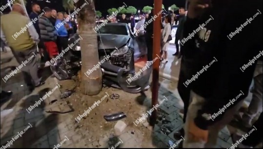 Vlorë/ Aksident në Lungomare, makina përplaset me palmën, një person mbetet i lënduar (VIDEO)