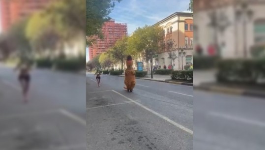 VIDEOLAJM/ Dinozauri ‘sfidon’ garuesit në Maratonën e Tiranës