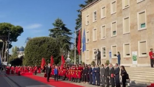 Presidentja e KE mbërrin në Tiranë, Ursula von der Leyen pritet nga Rama, përshëndet ministrat dhe presidentin 