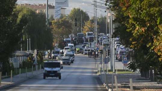 Sulmi në Turqi, reagojnë kryebashkiakët e Ankarasë dhe Stambollit: Zoti mëshiroftë dëshmorët, nuk përkulemi ndaj terrorizmit!