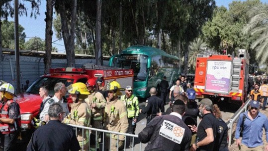 Sulmi terrorist në Izrael/ Kamioni përplas qytetarët në stacionin e autobusit! Vritet shoferi arabo-izraelit (VIDEO)