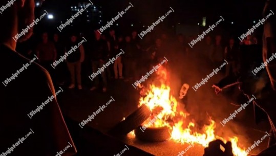 LIVE- Protesta e opozitës/ Bllokohen 6 rrethrrotullimet kryesore në vend! Në Shkozet digjen goma! Policia apel për lirimin e akseve, Kaso: Nëse provokon përgjigjemi