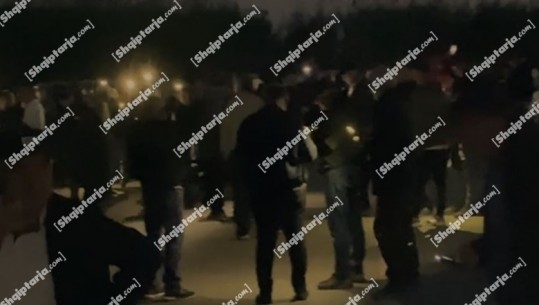 Protesta në rrethrrotullimin e Levanit vijon në errësirë totale, s'ka bllokim të qarkullimit të mjeteve në rrugët dytësore 