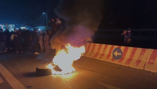 VIDEO/Protesta e opozitës, digjen goma dhe në hyrje të autostradës në Fushë Milot