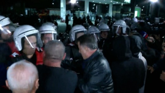 Tensione në protestë, Flamur Noka përplaset fizikisht me policët: Largohuni