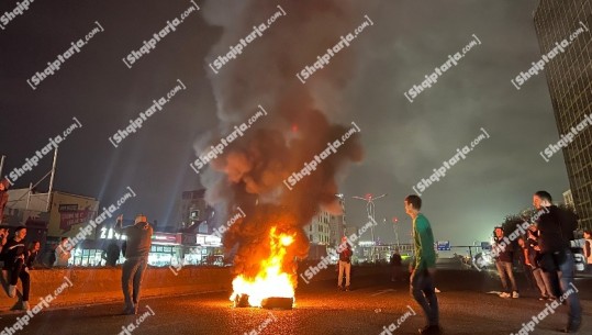 Protestuesit djegin goma e kazanët e plehrave te Kthesa e Kamzës