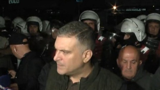 Tedi Blushi i bashkohet protestës dhe sulmon drejtësinë: Prokurorë mercenarë! Meta u rrëmbye nga një grup banditësh