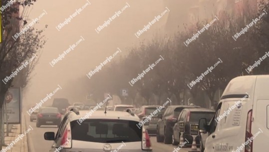 Mjegulla ‘pushton’ Fierin, krijohet vështirësi në qarkullimin e mjeteve