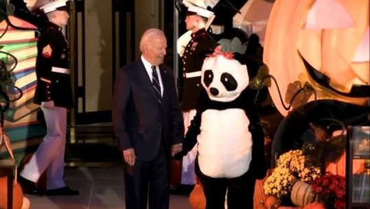 VIDEO/ Halloween në Shtëpinë e Bardhë, gruaja e presidentit Biden maskohet si panda