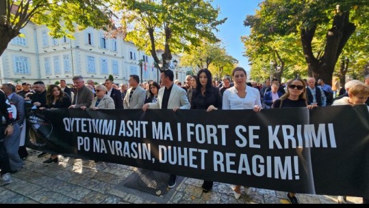 PD në Shkodër marshim protestë: Qytetërimi asht ma i fortë se krimi! Po na vrasin, duhet reagim! Kërkojnë lirimin e Berishës e qeveri teknike! (FOTO+VIDEO)