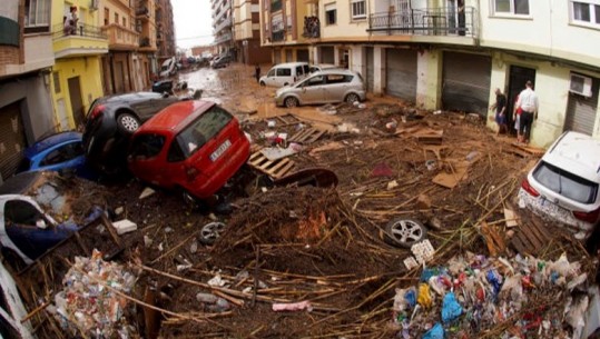 Spanjë/ Polumbarët zhyten në parkingun e përmbytur të një qendre tregtare në Valencia: Një varrezë