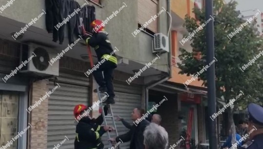 Fier/ Pronarët kishin harruar bombulën e gazit ndezur, banesa 'pushtohet' nga tymi! Zjarrfikësit evitojnë përfshirjen nga flakët