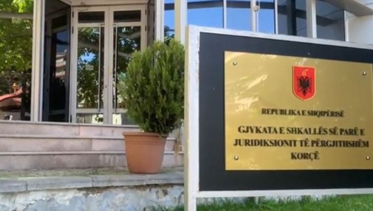 Korçë/ Plagosi me thikë djalin e tij 15-vjeçar pasi nuk pranonte të shkonte në shkollë, gjykata lë në burg babain