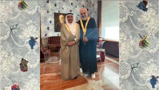 Rama pret në zyrë ambasadorin e Mbretërisë së Arabisë Saudite! Vesh tunikën e dhuruar si dhe merr ftesën për të vizituar Princin e Kurorës në Riad