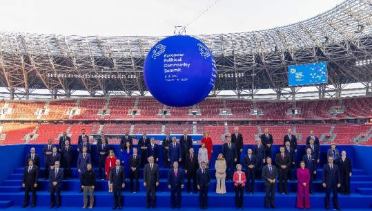 Fotoja familjare e takimit të Komunitetit Politik Europian, Rama krah Orban dhe Michel