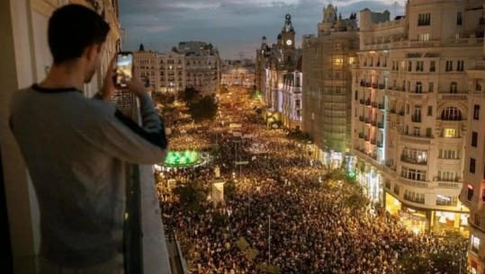 'Ne të njollosur me baltë, ju me gjak', 130 mijë banorë të Valencias në Spanjë kërkojnë dorëheqjen e guvernatorit të rajonit 