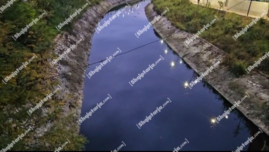 Ndotet sërish lumi Gjanica në Fier, kompanitë e naftës derdhin mbetjet hidrokarbure në ujë (VIDEO)