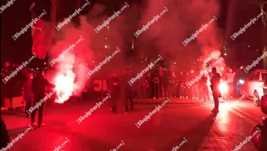 VIDEO/ 'Uragani' kuqezi niset drejt stadiumit, Tirana gëlon nga tifozët e Kombëtares! Këngë patriotike, flakadanë dhe festë para Çekisë