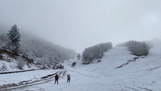 Bora e parë zbardh Korçën, turistë të huaj dynden drejt Dardhës, Voskopojës dhe Vithkuqit