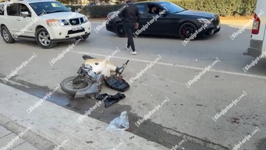 Vlorë/ Aksident në rrugën Transballkanike, automjeti 'Benz' përplas motorin, plagosen drejtuesi dhe pasagjeri (VIDEO)