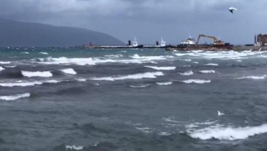 Vlorë/ Përkeqësimi i kushteve meteorologjike, stuhi dhe dallgë deri në dy metra! Ndalohet lundrimi i varkave e peshkarexhave për 4 ditë! Ja kur rinis, tragetet dhe anijet e mëdha do vijojnë