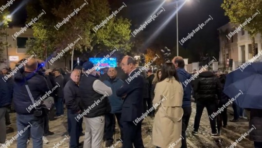 Protesta e PD-së jashtë parlamentit, mblidhen deputetët e parë