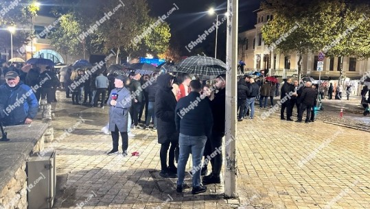 Mbyllet pa nisur mirë protesta e opozitës para Parlamentit, pjesëmarrje e ulët! Më shumë gazetarë e kameramanë, sesa mbështetës