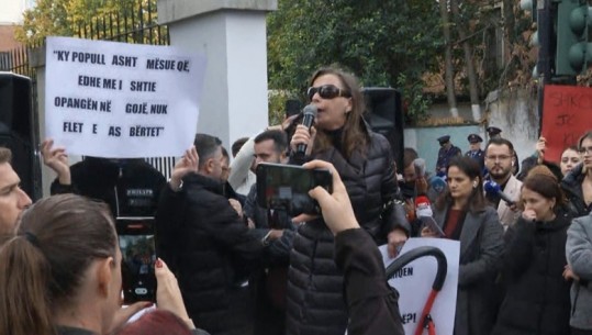 Vrasja e Martinit/ Protestuesja para Ministrisë së Arsimit mesazh medias: Boll më me shembull silikonash që janë bërë si çadër cirku