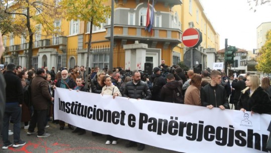 Protesta para ministrisë së Arsimit/ Shoqëria civile 7 kërkesa qeverisë, kërkon largimin e Manastirliut deri të hënën ose sërish protesta