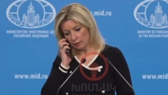 VIDEO/ Zëdhënëses ruse i bie telefoni në konferencë: Mos fol për sulmin me raketë balistike ndërkontinentale ndaj Ukrainës