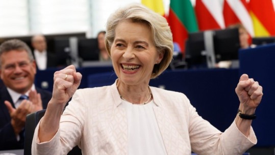 Von der Leyen i shpëton jetën pasagjerit në avion