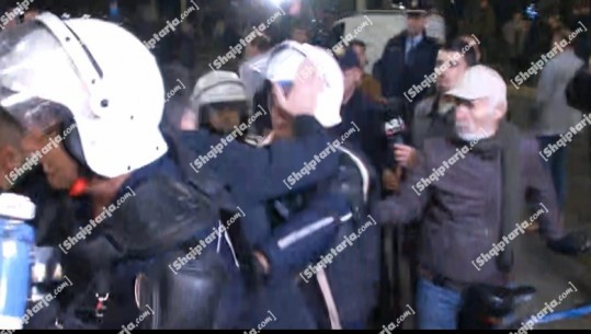 LIVE -Protesta e opozitës, deputet e PD-së përplasen me policinë! Noka grushta e shkelma efektivëve! Një protestues humb ndjenjat