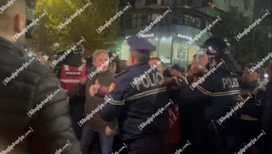 Protesta e PD/ Ish-kryebashkiaku i Shkodrës Bardh Spahia konfrontohet fizikisht me Policinë