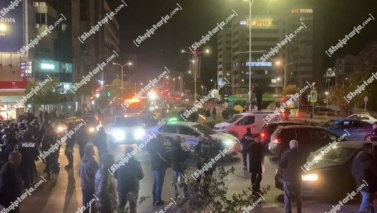 Protesta e PD-së/ Tek  Zogu i Zi policia krijon një rrugë për të lehtësua trafikun e makinave që vijnë nga ish-sheshi Shqiponja