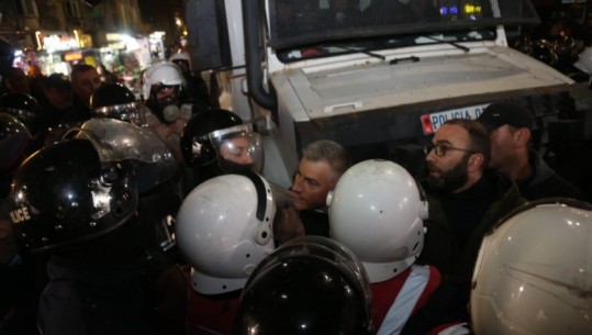 Protesta/ Deputetët e PD-së përplasen me policinë, ​​​​​​​tentojnë të bllokojnë 5 kryqëzimet