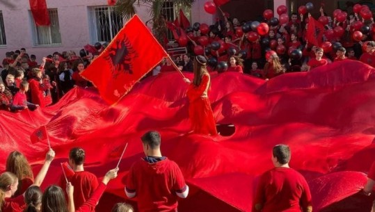 Prag feste, Rama ndan fotoalbumin e fëmijëve veshur kuqezi