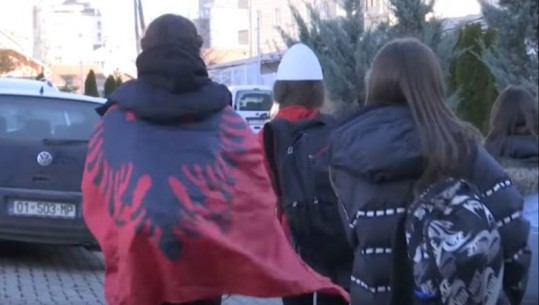 Kosovë/ Mësuesi akuzohet se hodhi në mbeturina flamurin kombëtar, përjashtoi nga ora nxënësen që mbante plis