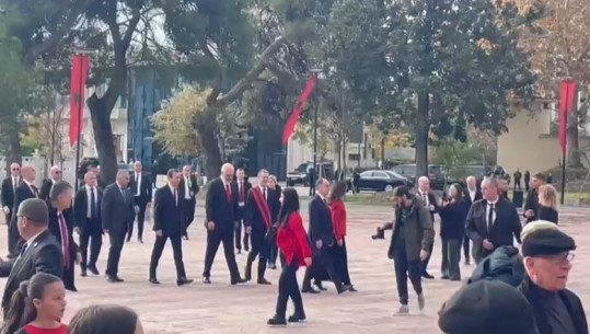 LIVE-Gëzuar 28 Nëntorin! Kryeministri Edi Rama me Albin Kurtin në Vlorë për ceremoninë e ngritjes së Flamurit, Tirana pret paradën e shqiptarëve